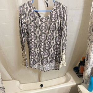 Maurices Gray and White Graphic Blouse